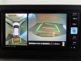 パノラミックビューモニター付きです。車両を上から見たような映像をディスプレイオーディオ画面に表示。運転席からの目視だけでは見にくい、車両周辺の状況をリアルタイムでしっかり確認できます。