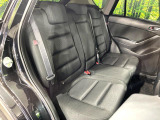 後部座席も気になるようなキズ・汚れやへたり等、大きなダメージはなく、良好な状態です。