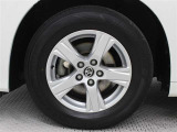 純正アルミホイールは精度が高く、走行の安定性が優れています。タイヤサイズ215/65R16