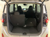 後部座席は分割でシートを倒すことができます。大きな荷物、ゴルフバックも積めます。上質で広々とした室内だから、みんなが心地よく車内で快適に過ごせます♪