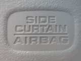 サイドカーテンエアバックシステムは、側面衝突時に大人から子供までさまざまな体格の乗員の頭部や頚部を広範囲で保護。特にセンターピラーへの頭部衝突を防ぐ展開性能を実現しています。