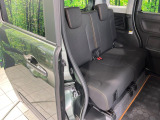 後部座席も気になるようなキズ・汚れやへたり等、大きなダメージはなく、良好な状態です。