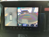 【360&deg;ビューモニター】  とても分かりやすい、クルマの上から見下ろしたような映像で、駐車サポートをしてくれます。