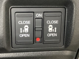 リアドアは乗り降りに便利な両側電動スライドドアです。また運転席に座っていながらスイッチ操作で自在にスライドドアを開け閉めできます。