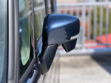 狭い駐車場でも安心。スイッチ操作だけでドアミラーの格納展開が可能。電動格納式リモコンドアミラー!