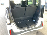 後席を倒さなくても、ゆとりある荷室。