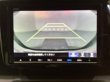 バックでの車庫入れも安心です! リアカメラが付いているバックモニター付のナビを装備しております。操作線もついており距離感も画面から確認できます。