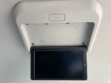 後席モニターがついています。走行中でもTV視聴やDVD鑑賞など後席の方は退屈しませんね