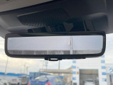 【スマートリアビューミラー】後席の大きな荷物や同乗者で後方が確認しづらい時でも安心!カメラが撮影した車両後方の映像をルームミラー内に表示。クリアな視界で状況の確認が可能です!