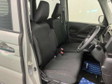 【フロントシート】ゆったり座れるベンチシートを採用しており、アームレストも装備していますので快適です。