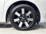 純正のAWです。よりスポーティさを演出します15インチアルミホイール