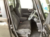 フロント広々、ベンチシートの運転席は、ハイトアジャスターが付いているので、快適にドライブができます。ハンドルはチルトステアリングで、ハンドル位置を上下に調節できます。