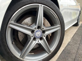 ●純正18インチアルミホイール:輸入車ならではの卓越した走りを支えるホイールと足回りです!日本車の走りに慣れている方にもぜひ体感して頂きたいほど、高いレベルでまとまっています!