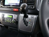 インパネ部にシフトレバーを採用し前席足元はスッキリ広々とした空間が確保されており快適です!