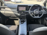 すっきりした運転席周りにはナビやエアコンの操作パネルを設置しておりますので、お一人での運転でもご安心できます。