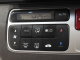 ◆オートエアコン装備◆ お好みの温度を設定をするだけで、後は、自動で風量を調節してくれます!快適にドライブが楽しめます。
