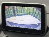 【バックカメラ】駐車時に後方がリアルタイム映像で確認できます。大型商業施設や立体駐車場での駐車時や、夜間のバック時に大活躍!運転スキルに関わらず、今や必須となった装備のひとつです!