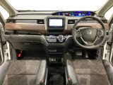 車内は光触媒抗菌消臭施工済です。スタイリッシュなデザインで暖かみのあるインパネ周りを演出します。グローブボックスやカップホルダーのほかにトレーなどたくさんの収納スペースが装備されています。
