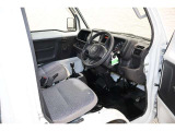 操作性に優れた運転席となります!小物入れや各ボタンの配置にこだわり、使いやすいです!座り心地もよく視認性も良好なのでロングドライブもお任せ下さい!