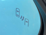 ブラインドスポットモニター(BSM)を装備しています。隣を走る車両が死角に入るとミラー内LEDインジケーターが点灯。さらに、ウィンカーを出すとインジケーターが光って点滅して注意を促してくれます。