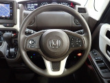 ハンドル左側にはオーディオ操作が出来るオーディオリモートコントロールスイッチ、右側にはHonda SENSINGとオートクルーズコントロールのスイッチを装備!