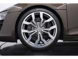 純正19インチYデザインAWでアウディらしい質実剛健な足回りとなっております。