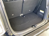 後席を前にスライドさせれば、荷室を広く使えます。