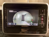 狭い場所での駐車やすれ違いなどでより的確な運転操作に役立つ360&deg;ビューモニターが装備されています。