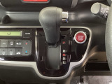 自然に手が届き、操作性の良いインパネシフトに、パーキングブレーキは、フットブレーキタイプなので、運転席と助手席の間はすっきりしています。