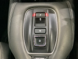 「e:HEV」は、モーター走行を中心にしながら電気エネルギーやエンジン動力を最も効率よく使い分けることができる賢いハイブリッドシステムです。シフトはエレクトリックギアセレクターになっています。