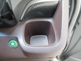 運転席側の手の届きやすい位置にドリンクホルダーが付いています。
