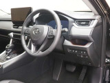 ・運転席の様子です。見通しの良いすっきりとした内装で運転しやすい空間となっております!