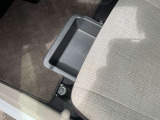 シートアンダーボックスです、靴とかを収納するに便利です。