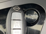 【インテリジェントキー】カバンやポケットに入れたままでもドアの施錠・解錠が可能なスマートキーを装備。エンジンのオン・オフ時もカギを取り出す必要が無いからとっても便利です♪