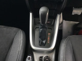 操作しやすいシフトレバーとハンドタイプのサイドブレーキを装備。扱いやすく、安心感のある操作性が魅力です。