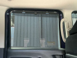 後部座席にサンシェード付き。