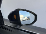 ●アウディサイドアシスト『後方の死角を並走する車両を検知しドアミラーの内側のLEDが点灯。ドライバーに注意を促し事故を未然に防ぐシステムです。』