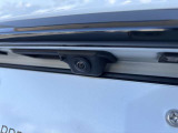 ●リアビューカメラ『入車経路を算出し、ガイドラインと補助線をディスプレイに表示します。同時にバンパーに内蔵のセンサーが障害物を感知し音で注意を促します。後方の死角も安心していただけます。』