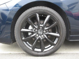 18インチ純正アルミホイールを装備。タイヤサイズは215/45R18となります。