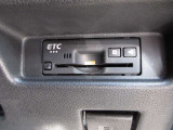 ETCももちろん搭載。いちいち料金所で停車する必要なんて当然ないです。スムーズにストレスなくドライブをお楽しみください。(※支払総額にセットアップ費用は含まれておりません。)