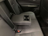 センターアームレストにはドリンクホルダー付き。