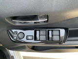 全席パワーウィンドウとなっています。運転席はオートになっているのでワンタッチ開閉することが出来ます。