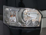 省電力に寄与する2連プロジェクター式LEDヘッドランプ(クリアスモーク加飾)が装備されています。