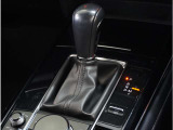 【シフトレバー】シフトもとても操作しやすいデザインになっております。運転する人の事を第一に考えた操作性の高い仕様です。