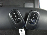 スマートキー付。キーを取り出さなくてもドアロックの施錠・開錠、エンジンの始動が出来ます。雨の日や荷物の多い日にとても便利ですね。
