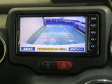 車両後方の映像を映すバックモニター。進路を確認しながら安全に車庫入れできます。