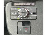 オールシーズン快適にドライブできます!温度をセットするだけで常に快適な温度を保ってくれるオートエアコン、大変に便利な装備です。