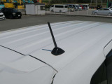 マイクロアンテナで、デザインも感度も良好です! 洗車のときに、折りたためるのも嬉しいですね。