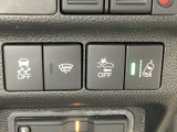 Hondaセンシング用の、VSA(ABS+TCS+横滑り抑制)解除と路外逸脱抑制機能のオンオフスイッチなどはハンドルの右側に装備しています。