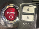 【Hondaスマートキー】カバンやポケットに入れたままでもドアの施錠・解錠が可能なスマートキーを装備。エンジンのオン・オフ時もカギを取り出す必要が無いからとっても便利です♪